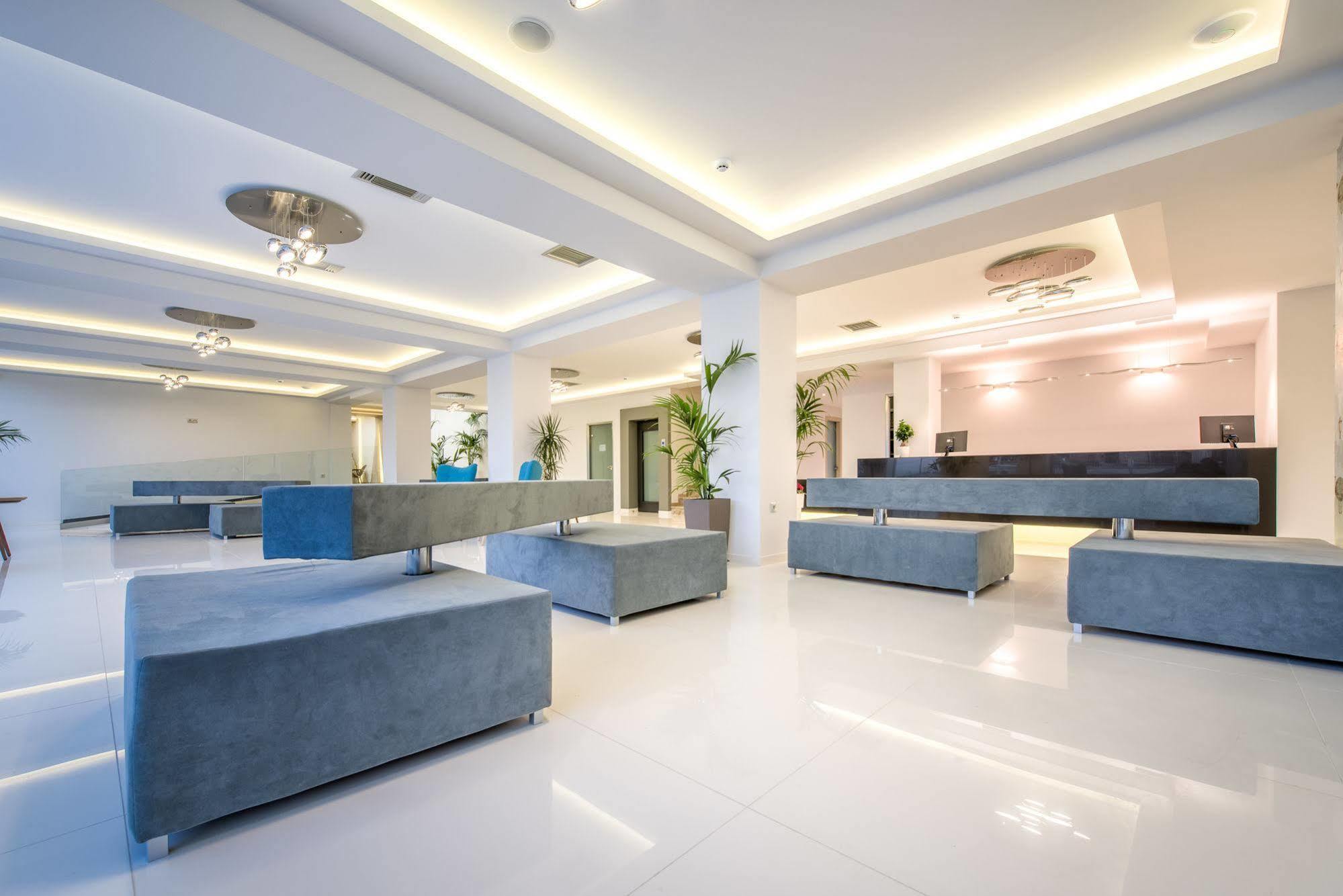 Hotel Azure &