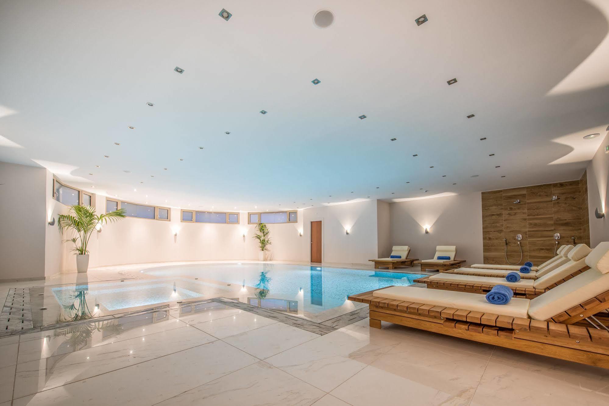Hotel Azure &